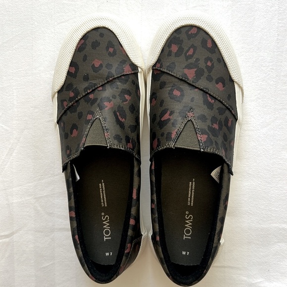 TOMS Women’s Fenix tarmac olive leopard print slip on matte canvas sneakers - Picture 2 of 5